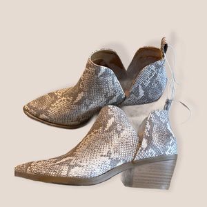 Universal Thread Booties